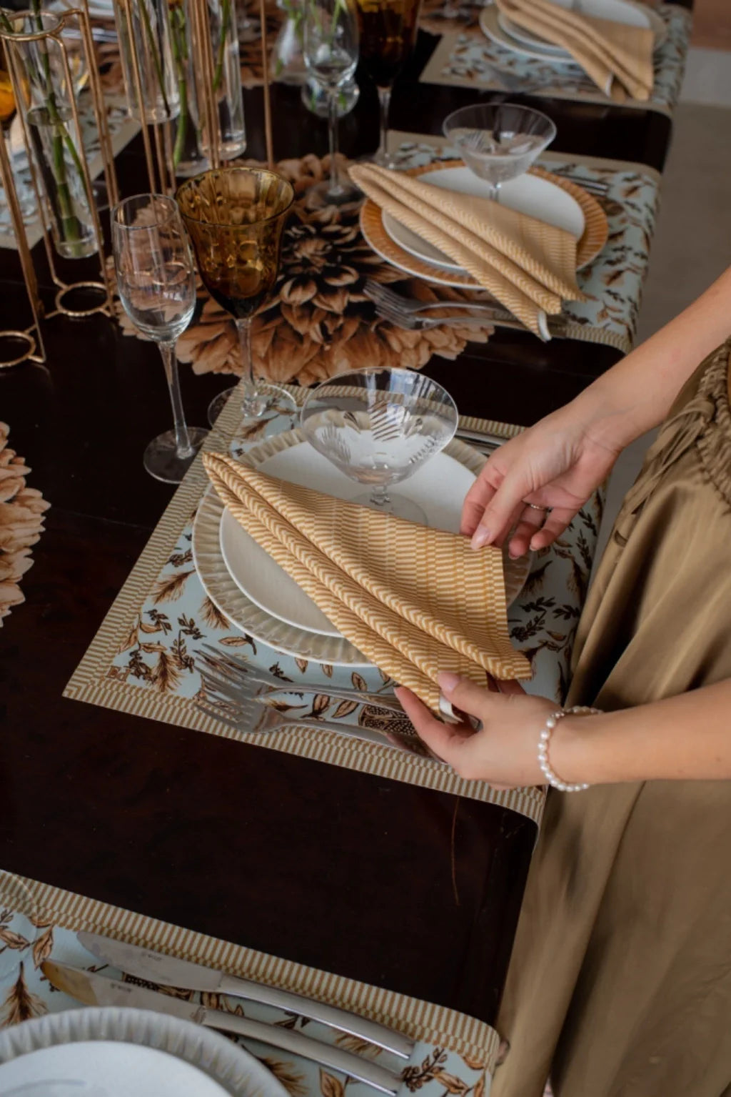 GUARDANAPO DE TECIDO EM LINHO DOURADO COM TOQUE MACIO - FAMÍLIA LA PAZ