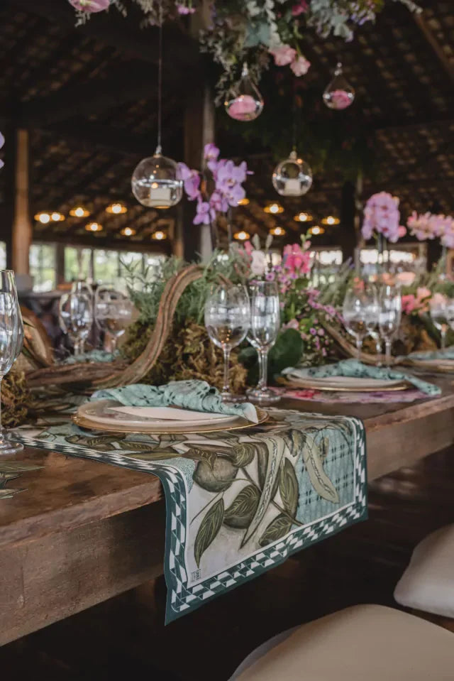 CAMINHO DE MESA VERDE DE TECIDO IMPERMEÁVEL - ESTAMPA FOLHAGENS FAMÍLIA EL CAMPO