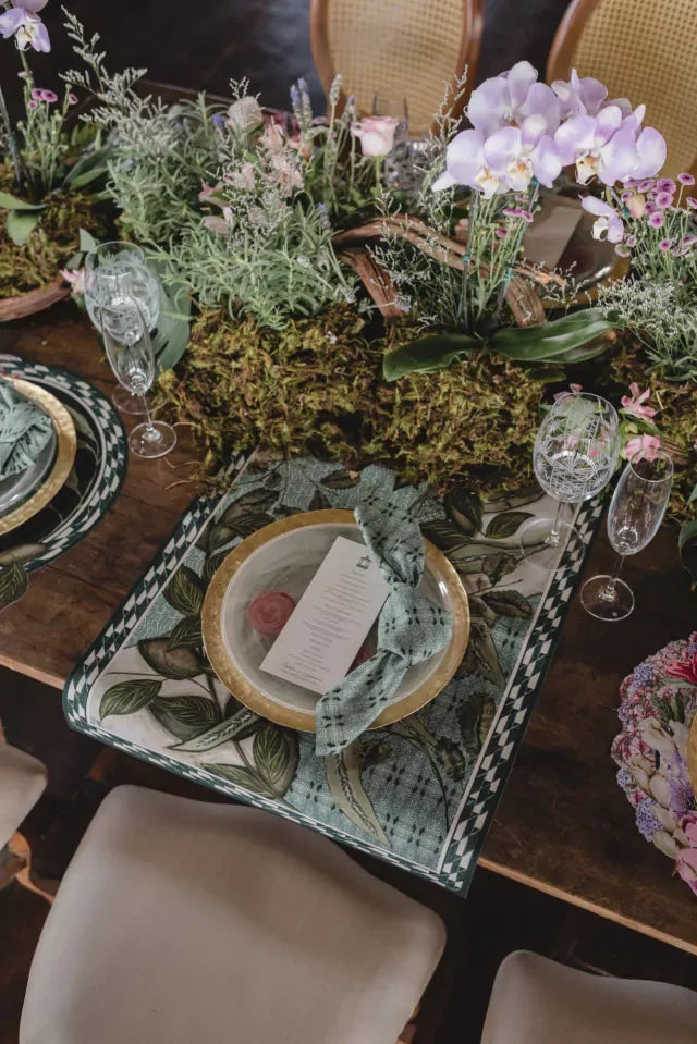 CAMINHO DE MESA VERDE DE TECIDO IMPERMEÁVEL - ESTAMPA FOLHAGENS FAMÍLIA EL CAMPO