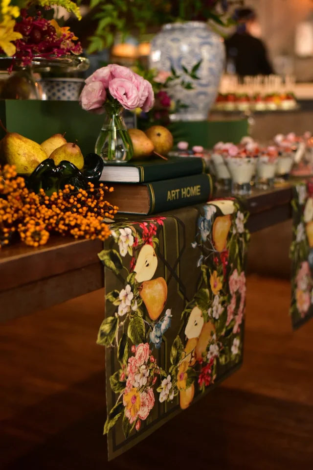 CAMINHO DE MESA VERDE DE TECIDO IMPERMEÁVEL - ESTAMPA GRADEADO FOLHAGENS FAMÍLIA EL BOSQUE