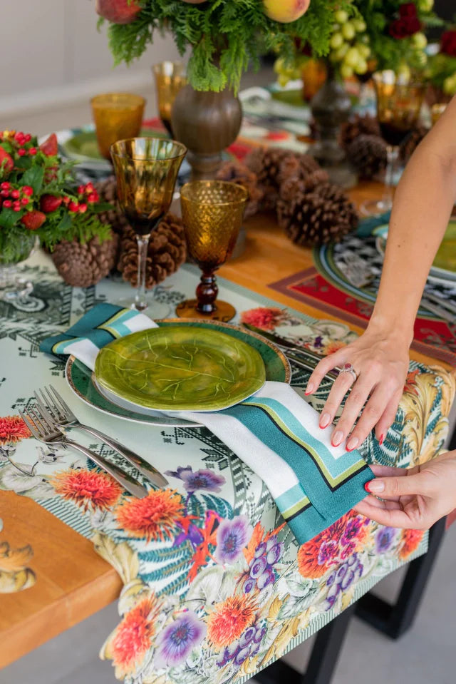 CAMINHO DE MESA VERDE DE TECIDO IMPERMEÁVEL - ESTAMPA PONTO CRUZ FAMÍLIA LA GLORIA