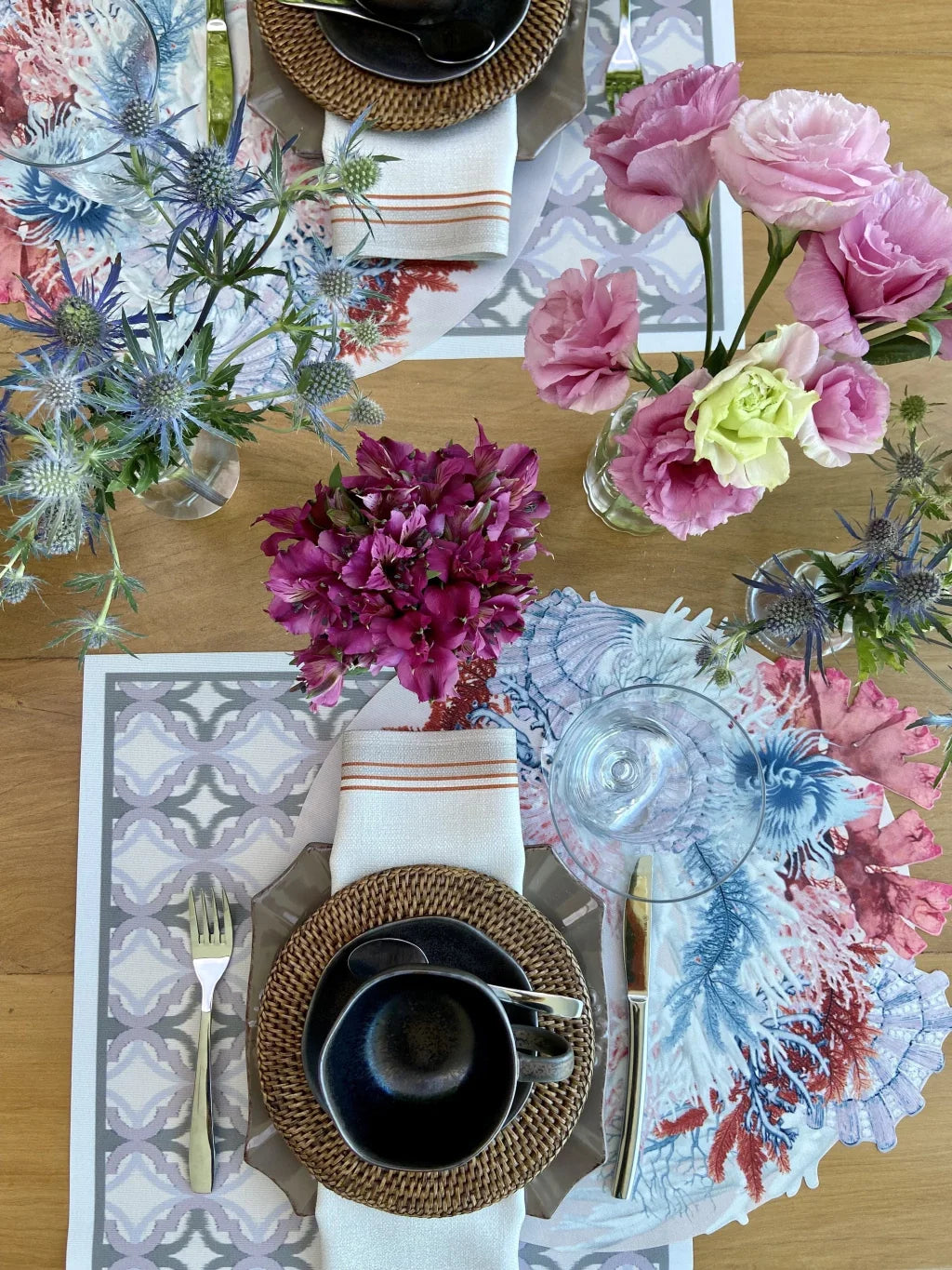 JOGO AMERICANO REDONDO DE TECIDO IMPERMEÁVEL - ESTAMPA CORAL LISO MAR