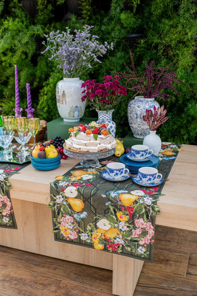 CAMINHO DE MESA VERDE DE TECIDO IMPERMEÁVEL - ESTAMPA GRADEADO FOLHAGENS FAMÍLIA EL BOSQUE