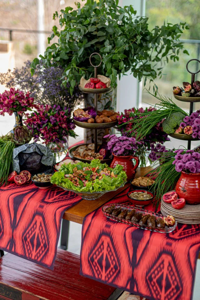 CAMINHO DE MESA VERMELHO DE TECIDO IMPERMEÁVEL - ESTAMPA IKAT FAMÍLIA LA VIDA