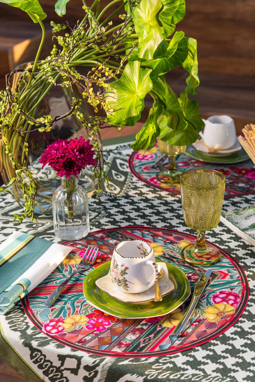 JOGO AMERICANO REDONDO DE TECIDO IMPERMEÁVEL - ESTAMPA FLORAL VERMELHA