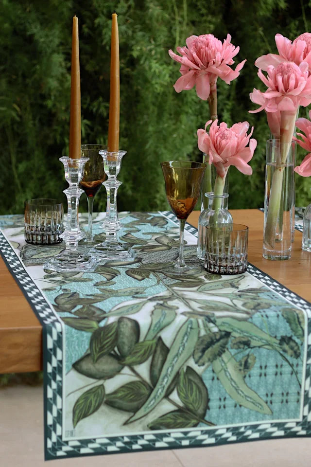 CAMINHO DE MESA VERDE DE TECIDO IMPERMEÁVEL - ESTAMPA FOLHAGENS FAMÍLIA EL CAMPO