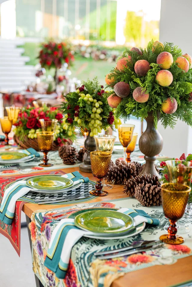 CAMINHO DE MESA VERDE DE TECIDO IMPERMEÁVEL - ESTAMPA PONTO CRUZ FAMÍLIA LA GLORIA