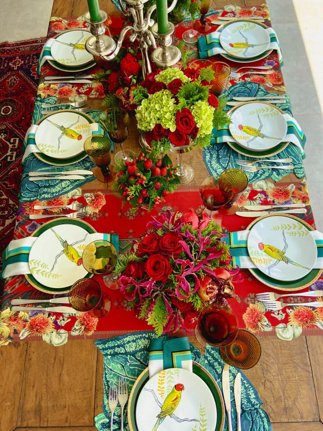 CAMINHO DE MESA VERMELHO DE TECIDO IMPERMEÁVEL - ESTAMPA PONTO CRUZ FAMÍLIA LA GLORIA