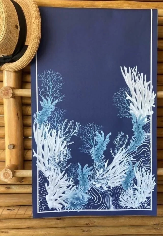 CAMINHO DE MESA AZUL DE TECIDO IMPERMEÁVEL - ESTAMPA FAMÍLIA EL MAR