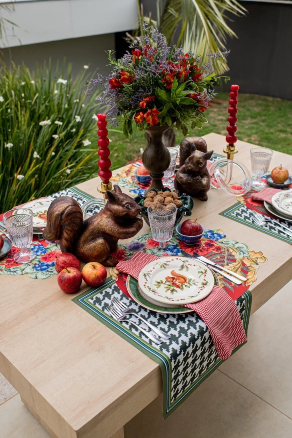 GUARDANAPO DE TECIDO EM LINHO VERMELHO COM TOQUE MACIO - FAMÍLIA LA PAZ