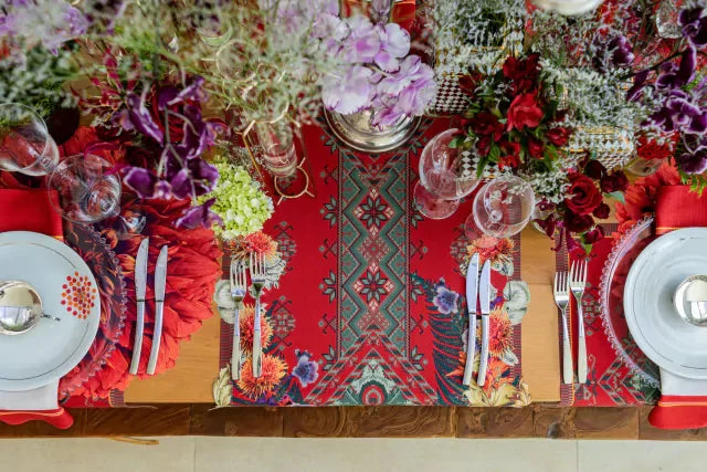 CAMINHO DE MESA VERMELHO DE TECIDO IMPERMEÁVEL - ESTAMPA PONTO CRUZ FAMÍLIA LA GLORIA