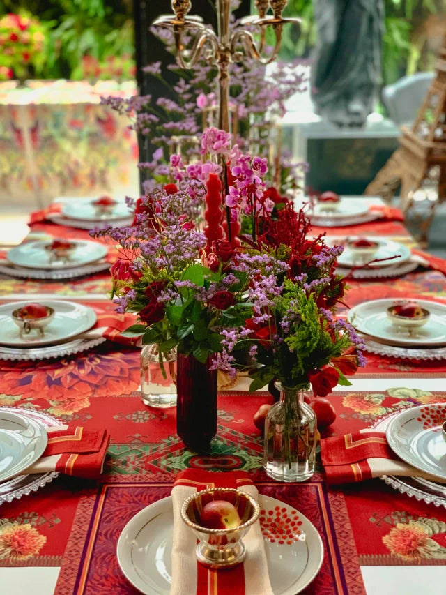 CAMINHO DE MESA VERMELHO DE TECIDO IMPERMEÁVEL - ESTAMPA PONTO CRUZ FAMÍLIA LA GLORIA