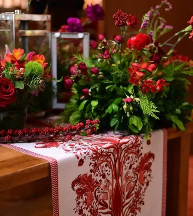 CAMINHO DE MESA VERMELHO DE TECIDO IMPERMEÁVEL - ESTAMPA LIBERTY ROMÃ FAMÍLIA LA PAZ