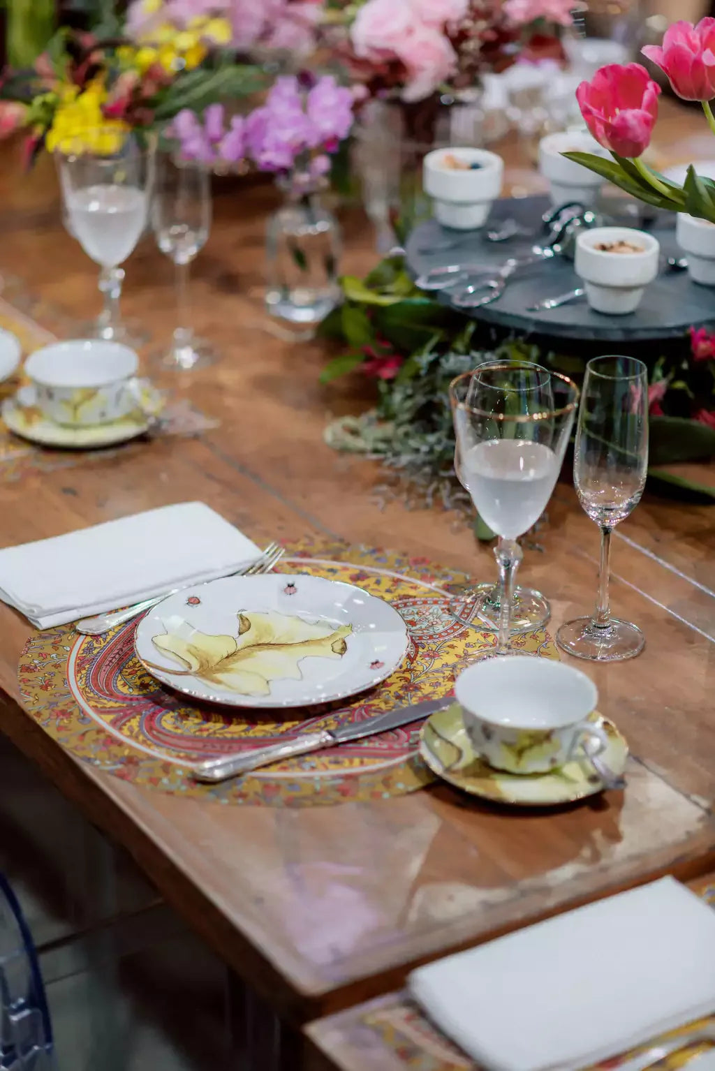 JOGO AMERICANO REDONDO DE TECIDO IMPERMEÁVEL - ESTAMPA CASHMERE AÇAFRÃO 