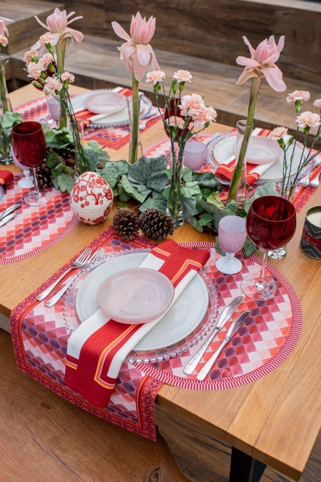 JOGO AMERICANO REDONDO DE TECIDO IMPERMEÁVEL - ESTAMPA ORIENTAL VERMELHA PAZ