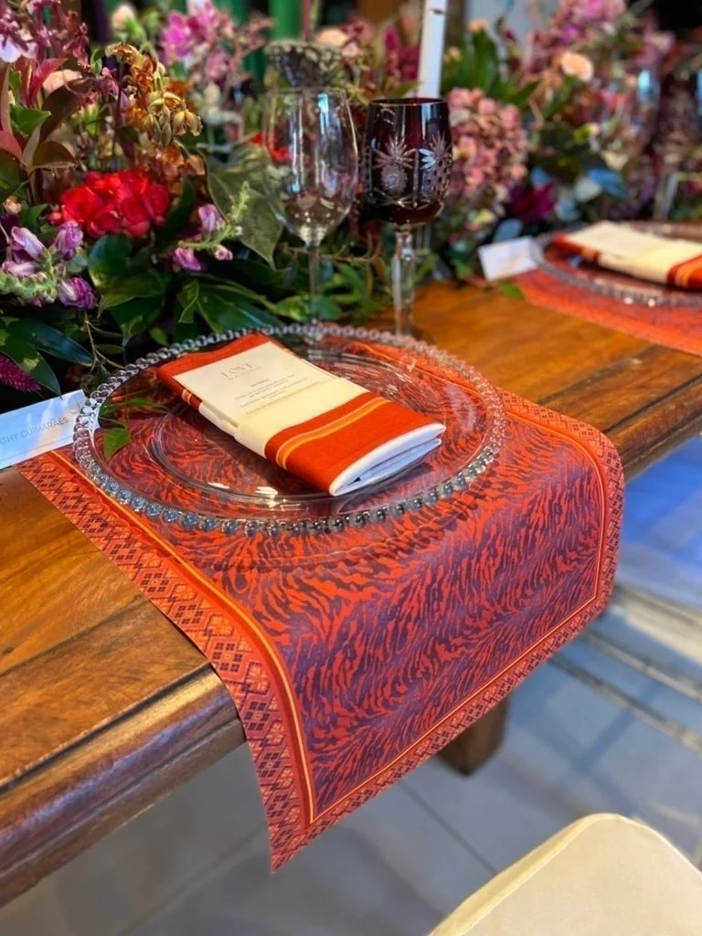 JOGO AMERICANO RETANGULAR DE TECIDO IMPERMEÁVEL - ESTAMPA ZEBRA VERMELHA LA GLORIA