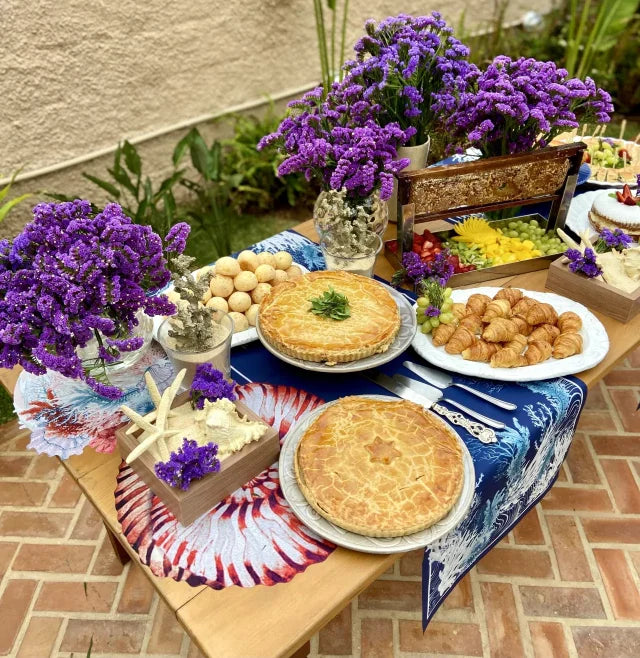 CAMINHO DE MESA AZUL DE TECIDO IMPERMEÁVEL - ESTAMPA FAMÍLIA EL MAR