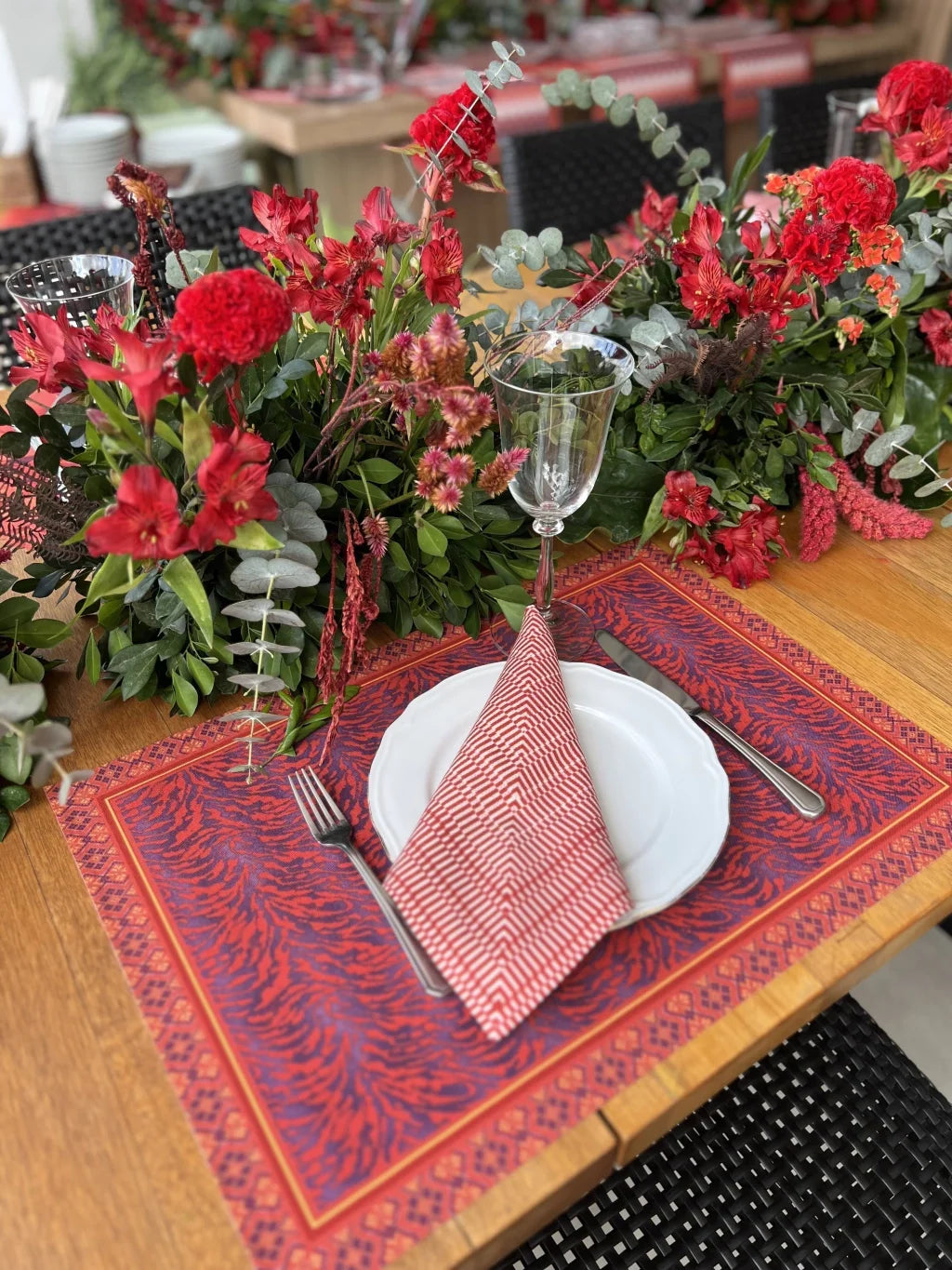 JOGO AMERICANO RETANGULAR DE TECIDO IMPERMEÁVEL - ESTAMPA ZEBRA VERMELHA LA GLORIA