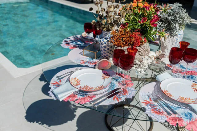 JOGO AMERICANO REDONDO DE TECIDO IMPERMEÁVEL - ESTAMPA CORAL LISO MAR