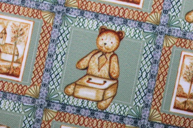 JOGO AMERICANO RETANGULAR DE TECIDO IMPERMEÁVEL - ESTAMPA URSINHOS LIBERTY NATALINO DOURADO CUENTO