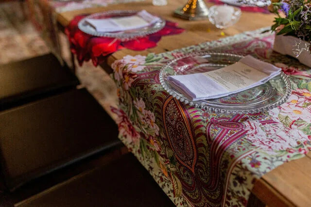 CAMINHO DE MESA VERDE MENTA DE TECIDO IMPERMEÁVEL - ESTAMPA CASHMERE FAMÍLIA EL JARDÍN DE PALOMA