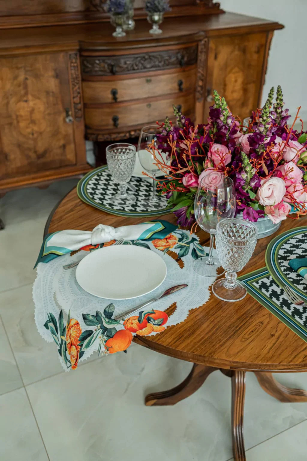 JOGO AMERICANO OVAL DE TECIDO IMPERMEÁVEL - ESTAMPA RENDA RENASCENÇA