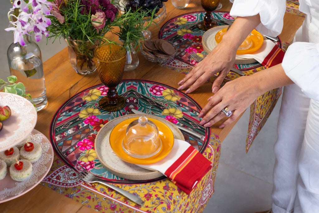 JOGO AMERICANO REDONDO DE TECIDO IMPERMEÁVEL - ESTAMPA FLORAL VERMELHA