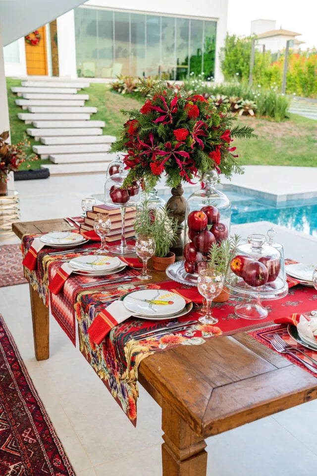 CAMINHO DE MESA VERMELHO DE TECIDO IMPERMEÁVEL - ESTAMPA PONTO CRUZ FAMÍLIA LA GLORIA