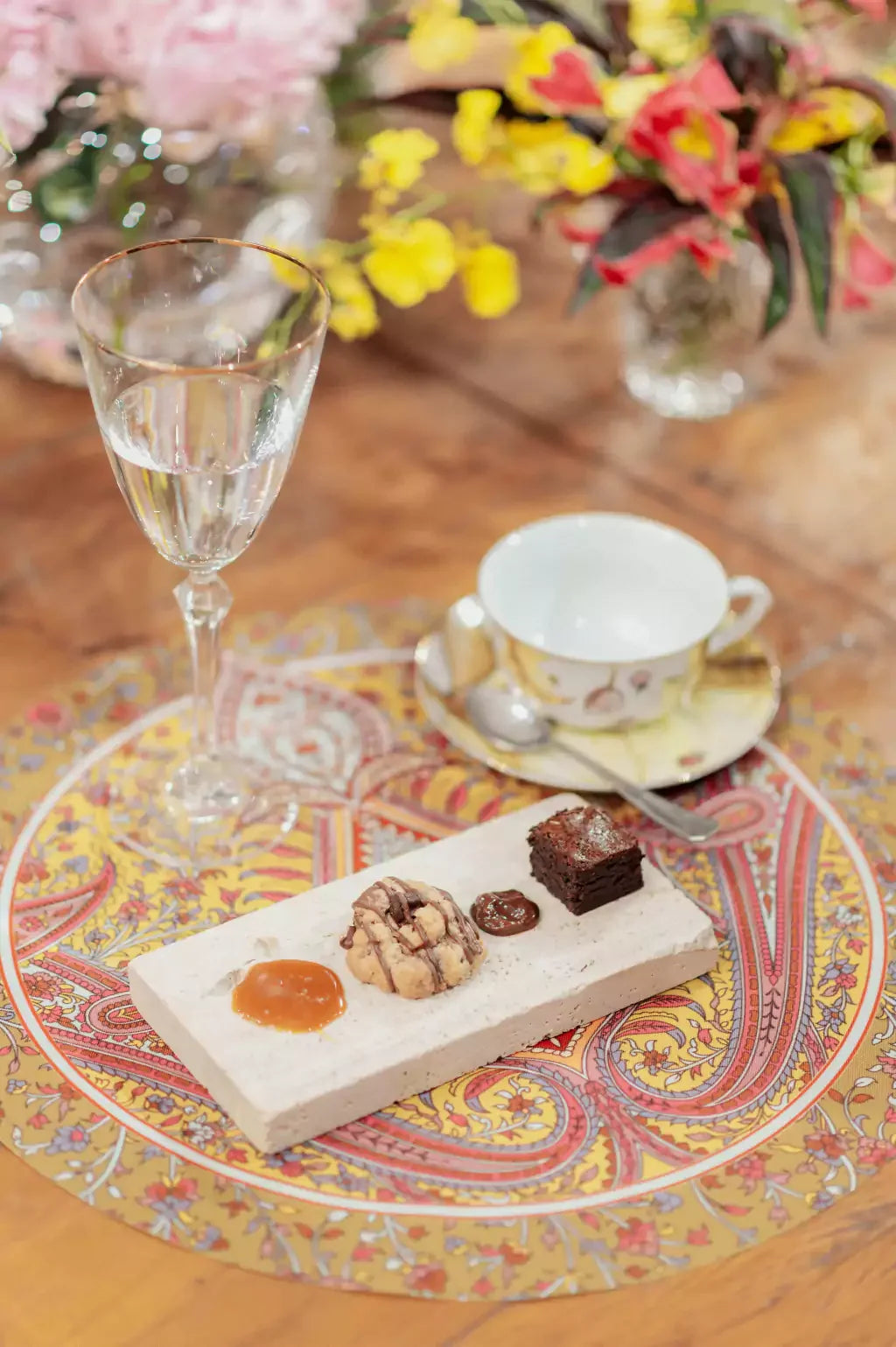 JOGO AMERICANO REDONDO DE TECIDO IMPERMEÁVEL - ESTAMPA CASHMERE AÇAFRÃO 