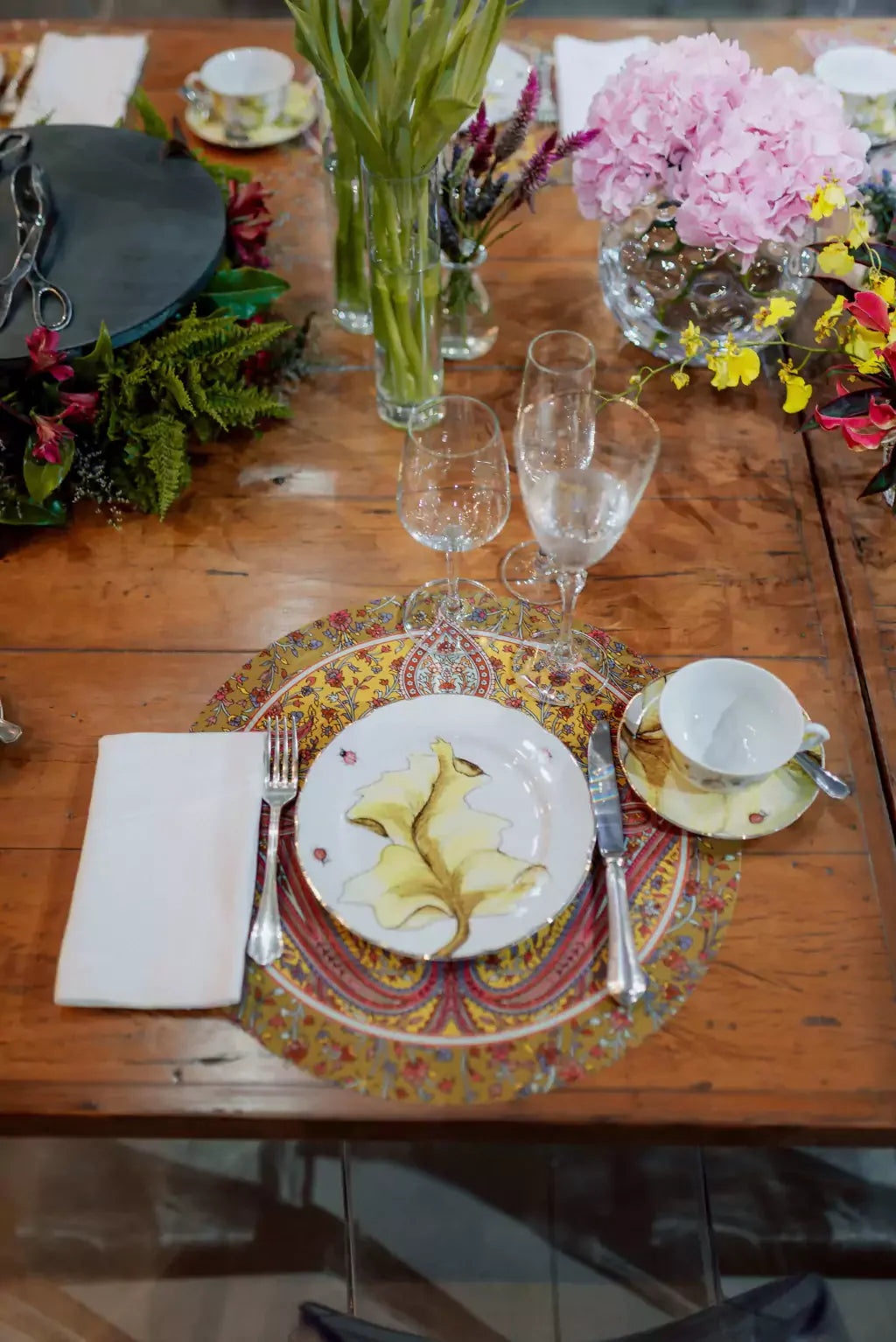 JOGO AMERICANO REDONDO DE TECIDO IMPERMEÁVEL - ESTAMPA CASHMERE AÇAFRÃO 