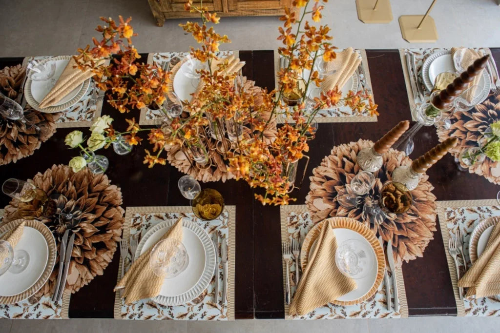 JOGO AMERICANO FLOR DE TECIDO IMPERMEÁVEL - ESTAMPA CRISÂNTEMO DOURADO PAZ