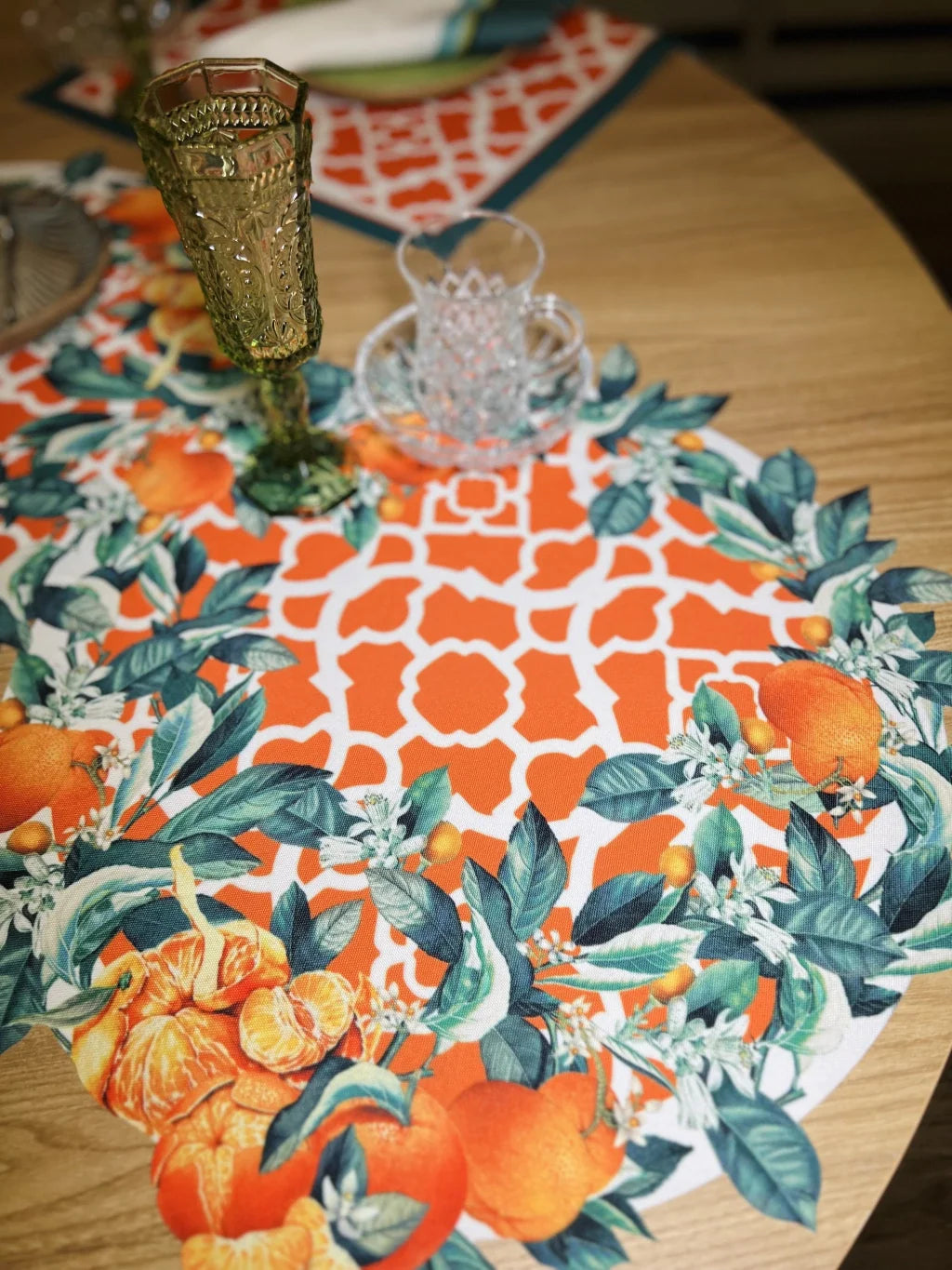 JOGO AMERICANO REDONDO DE TECIDO IMPERMEÁVEL - ESTAMPA MARROQUINA COM MANDARINA