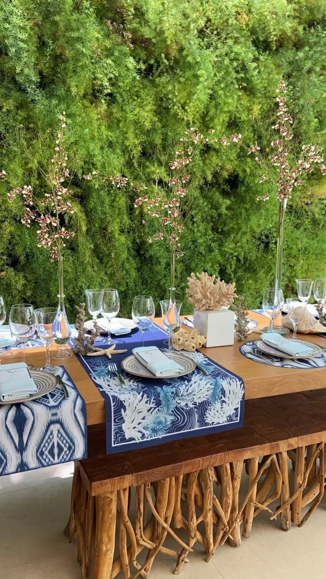CAMINHO DE MESA AZUL DE TECIDO IMPERMEÁVEL - ESTAMPA FAMÍLIA EL MAR