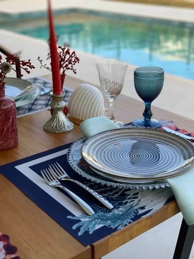 JOGO AMERICANO RETANGULAR DE TECIDO IMPERMEÁVEL - ESTAMPA CORAL AZUL LISO MAR