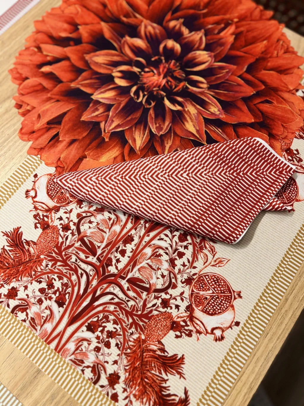 JOGO AMERICANO FLOR DE TECIDO IMPERMEÁVEL - ESTAMPA CRISÂNTEMO LARANJA LA GLORIA