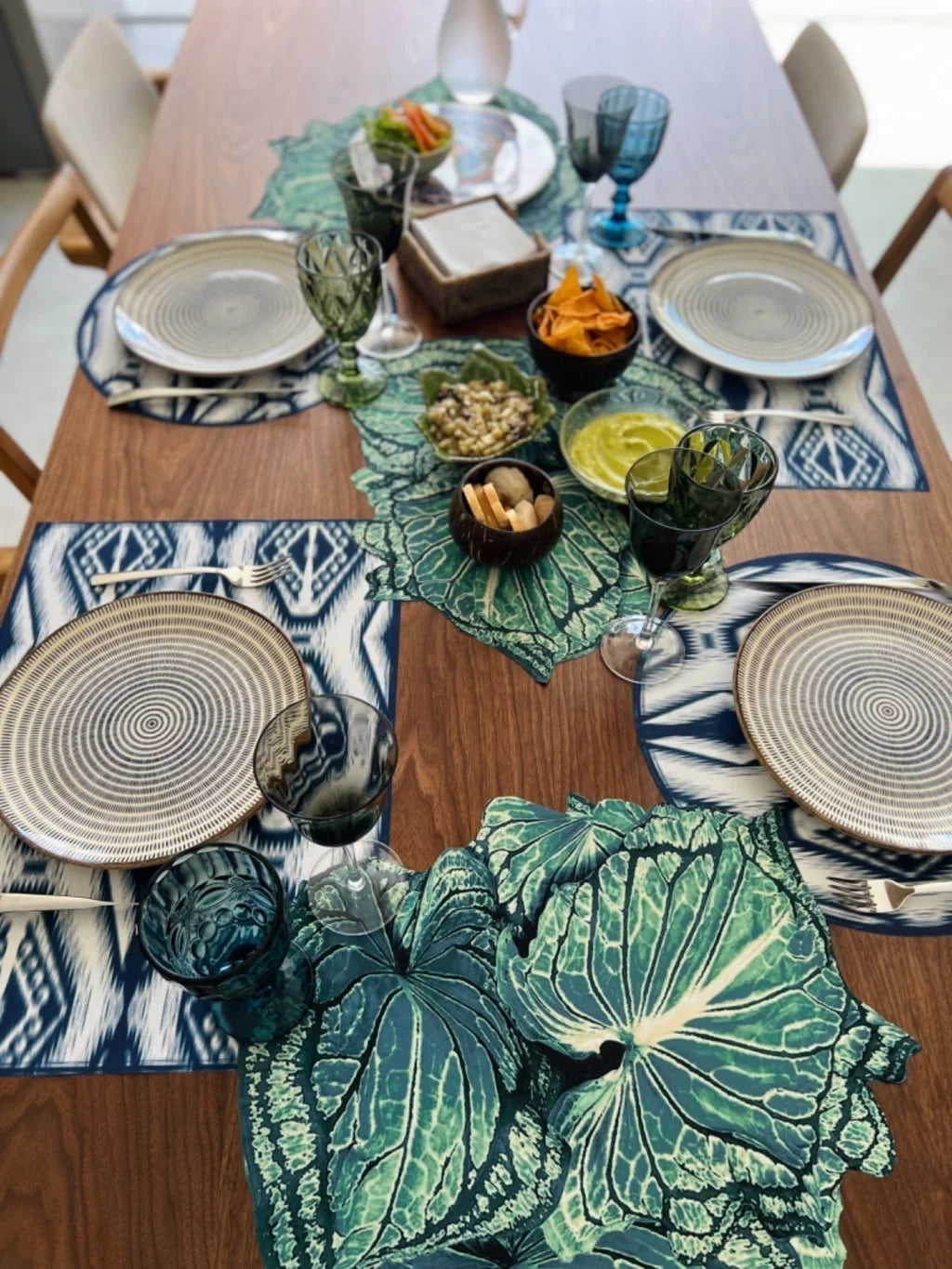 JOGO AMERICANO REDONDO DE TECIDO IMPERMEÁVEL - ESTAMPA IKAT AZUL