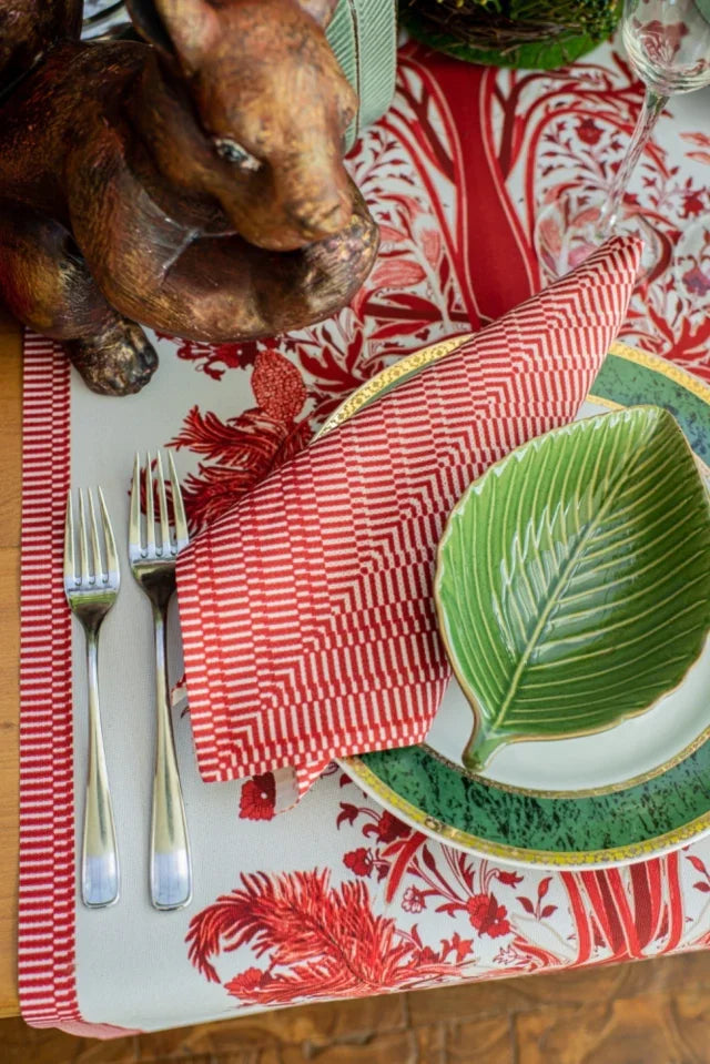 CAMINHO DE MESA VERMELHO DE TECIDO IMPERMEÁVEL - ESTAMPA LIBERTY ROMÃ FAMÍLIA LA PAZ