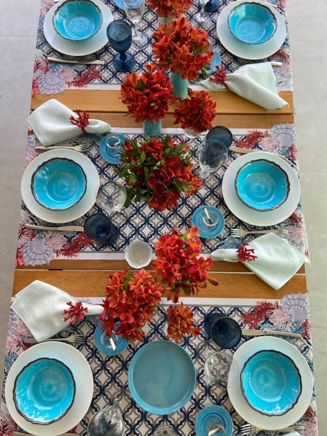 CAMINHO DE MESA AZUL DE TECIDO IMPERMEÁVEL - ESTAMPA MARROQUINA FAMÍLIA EL MAR