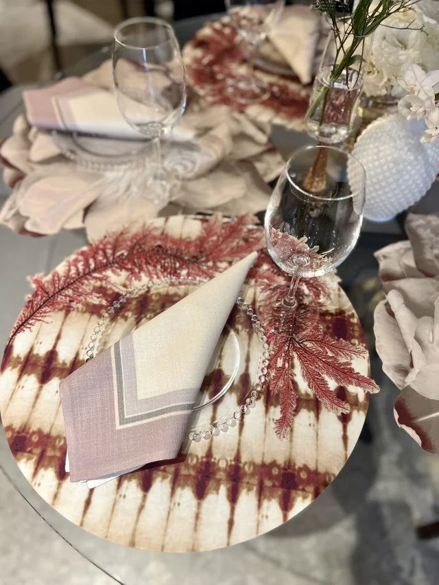 JOGO AMERICANO REDONDO DE TECIDO IMPERMEÁVEL - ESTAMPA ABSTRATA MAGENTA