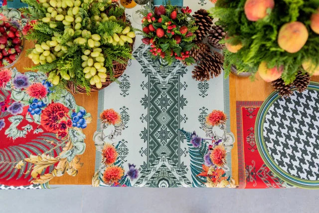 CAMINHO DE MESA VERDE DE TECIDO IMPERMEÁVEL - ESTAMPA PONTO CRUZ FAMÍLIA LA GLORIA