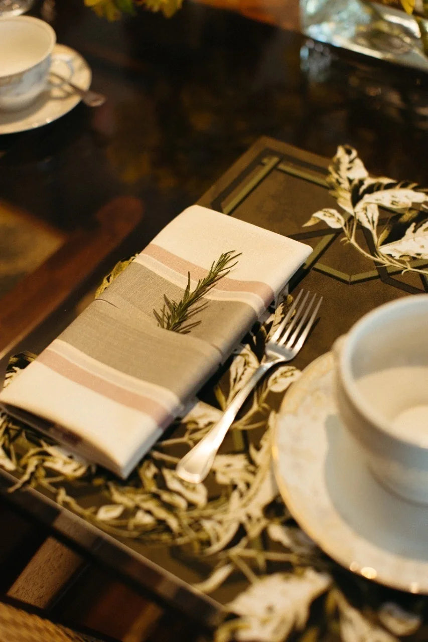 GUARDANAPO DE TECIDO EM LINHO CINZA COM TOQUE MACIO - FAMÍLIA EL BOSQUE