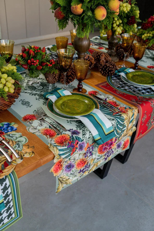 CAMINHO DE MESA VERDE DE TECIDO IMPERMEÁVEL - ESTAMPA PONTO CRUZ FAMÍLIA LA GLORIA