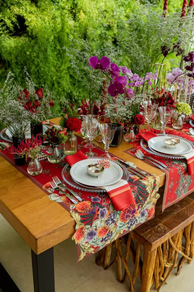 CAMINHO DE MESA VERMELHO DE TECIDO IMPERMEÁVEL - ESTAMPA PONTO CRUZ FAMÍLIA LA GLORIA