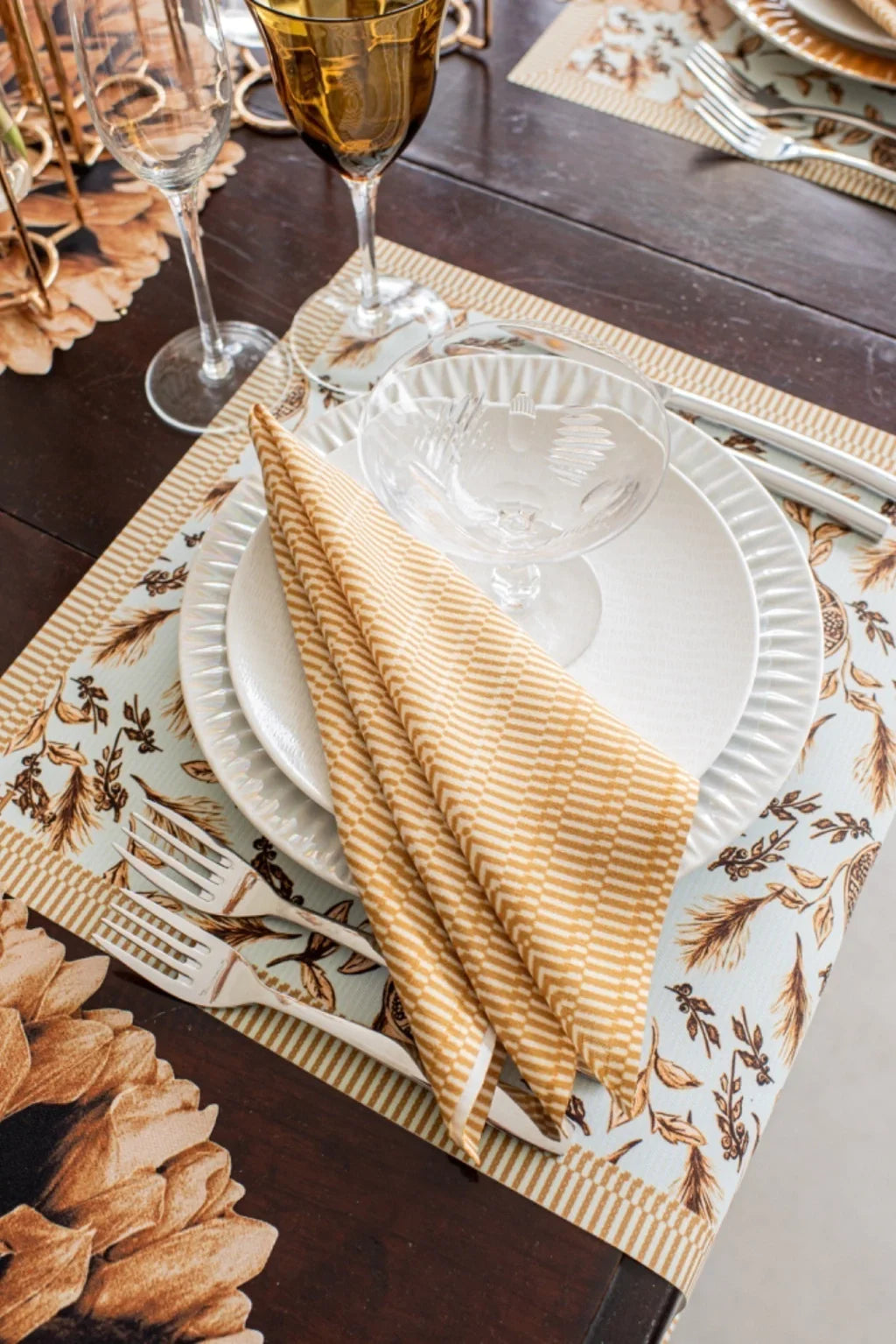 GUARDANAPO DE TECIDO EM LINHO DOURADO COM TOQUE MACIO - FAMÍLIA LA PAZ