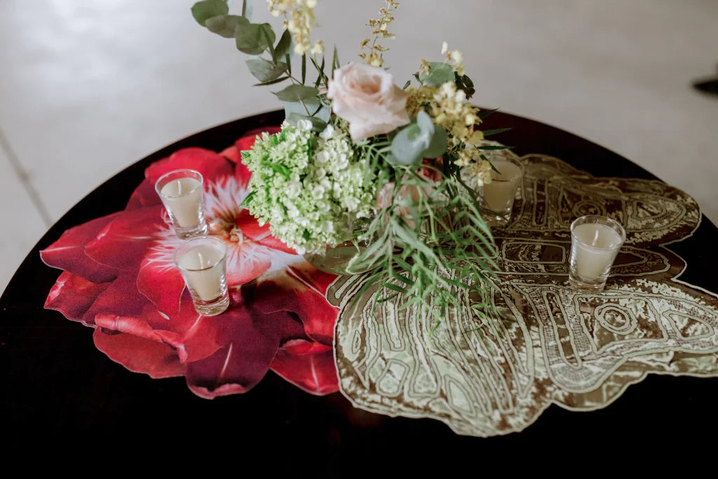 JOGO AMERICANO FLOR VIDA DE TECIDO IMPERMEÁVEL - ESTAMPA VERMELHA