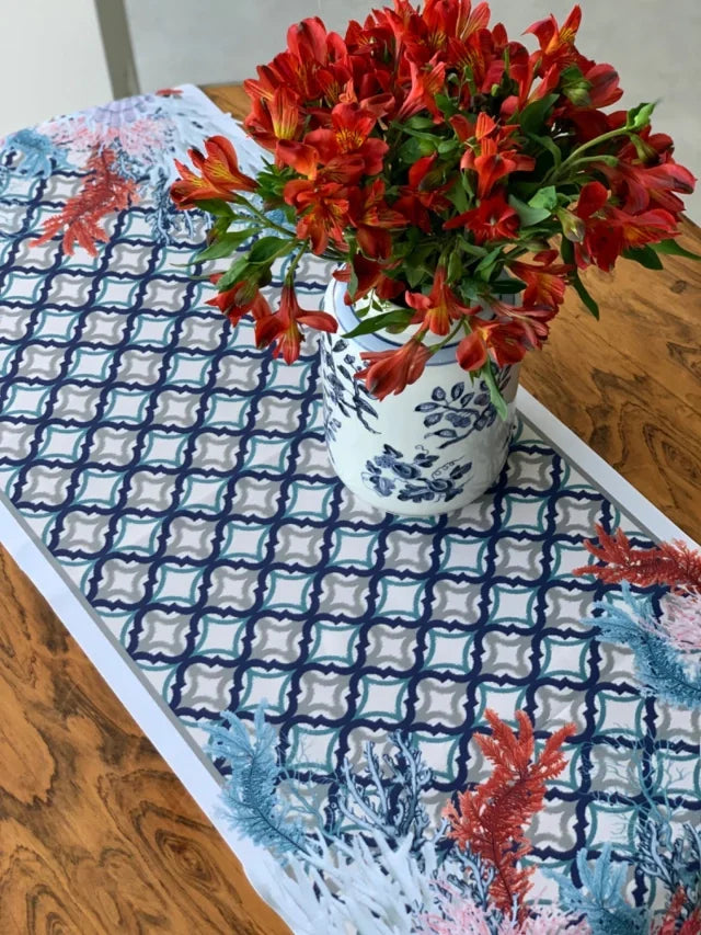 CAMINHO DE MESA AZUL DE TECIDO IMPERMEÁVEL - ESTAMPA MARROQUINA FAMÍLIA EL MAR