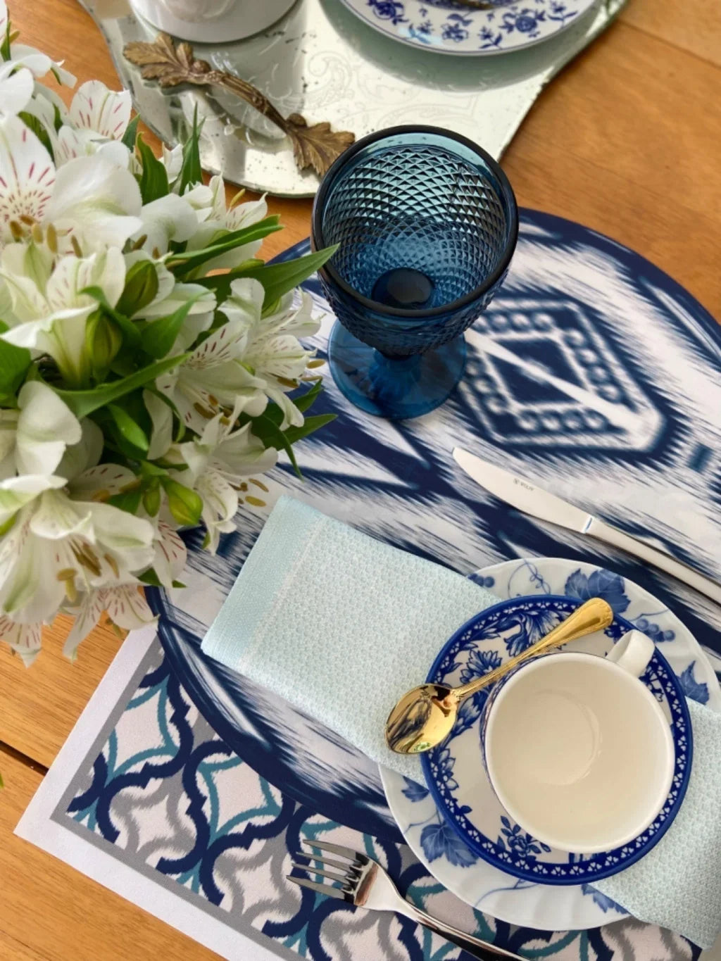 JOGO AMERICANO REDONDO DE TECIDO IMPERMEÁVEL - ESTAMPA IKAT AZUL