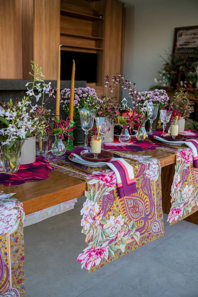 CAMINHO DE MESA AÇAFRÃO DE TECIDO IMPERMEÁVEL - ESTAMPA CASHMERE FAMÍLIA EL JARDÍN DE PALOMA