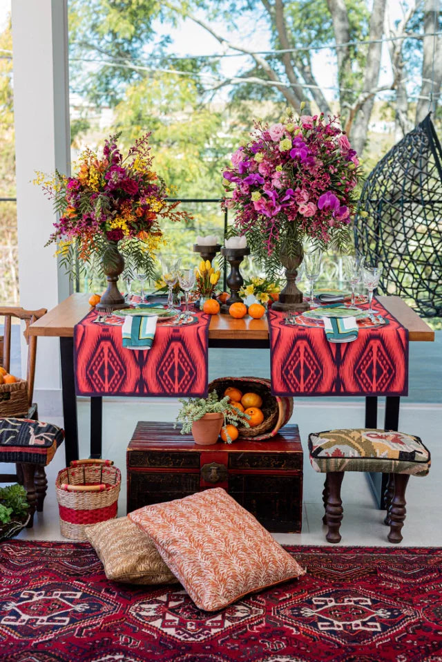 CAMINHO DE MESA VERMELHO DE TECIDO IMPERMEÁVEL - ESTAMPA IKAT FAMÍLIA LA VIDA