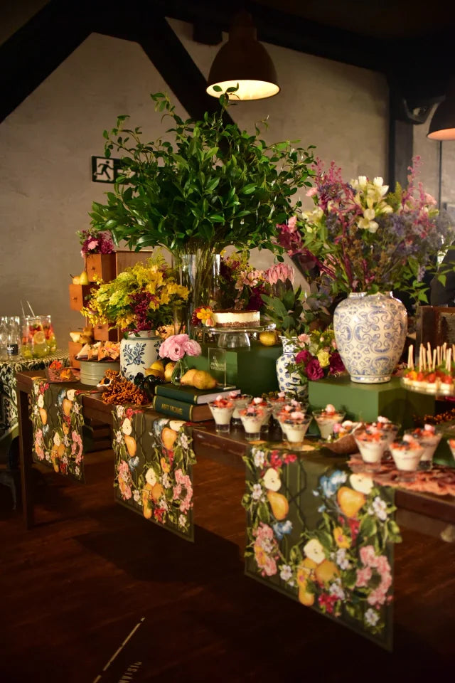 CAMINHO DE MESA VERDE DE TECIDO IMPERMEÁVEL - ESTAMPA GRADEADO FOLHAGENS FAMÍLIA EL BOSQUE